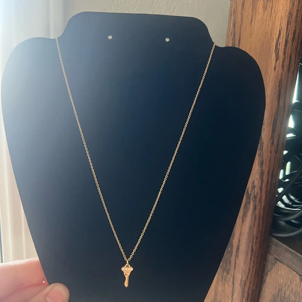 Key Necklace with Rhinestone - Picture 3 of 4